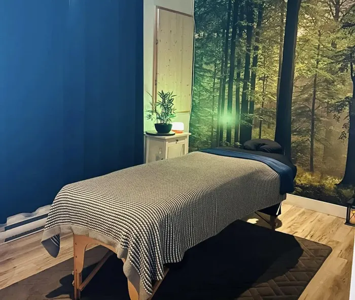 Salle Forêt du salon de massage Escale bien-être à Contrecœur, table chauffante et murale de forêt