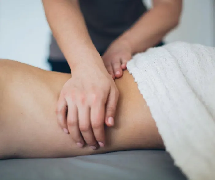 Massothérapeute pendant un massage du corps